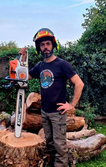 Fabien Roser, gérant de Tree'Top, en tenue de sécurité avec sa tronçonneuse.